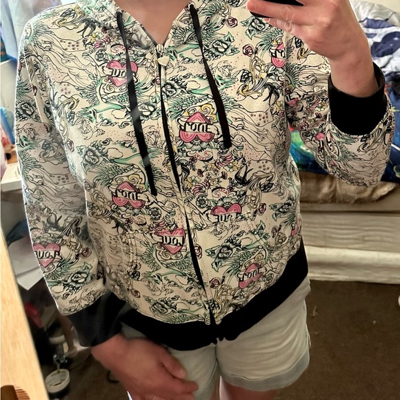 Love Hoodie with silver heart zipper and awesome designs. Zero flaw’s - Picture 5 of 6